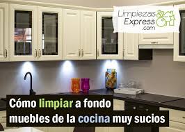 Si vuelca agua en el mueble de madera absorber con un papel de cocina inmediatamente, impedirque. Como Limpiar Los Armarios De Madera De La Cocina Limpieza