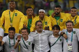 O técnico rogério micale convocou a seleção brasileira olímpica para a disputa dos jogos do rio 2016. Festa Da Selecao Campea Olimpica No Podio Jogos 2016 Superesportes