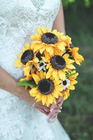 Sonnenblumen sind eine der fröhlichsten blüten der saison im sommer und eignen sich wunderbar für rustikale blumen. Sonnenblumen Hochzeit Die 33 Schonsten Ideen Fur Sonnenblumen Deko