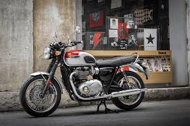 Starter 12 Best Beginner Motorcycles To Buy As Your First Bike Improb Triumph Bonneville Triumph Bonneville T120 Triumph Bikes