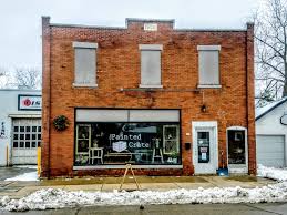 The Painted Crate Hello Everyone My Name Is Cindy And I Have Opened Up My New Store In Columbus Wi With Country Chic Paint Automotive Shops Country Chic