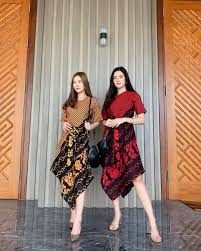 Harus menghadiri acara penting kantor, dress batik ini cocok untuk acara formal Dres Batik Asimetris Lazada Indonesia