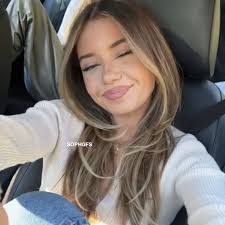 Elena Castanon's Instagram, Twitter & Facebook