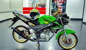 Velg jari jari, ban kecil, tanla spion, dengan ciri khas warna warni ataupun dualtone colour. Modif Vixion Simple Tapi Keren