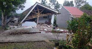 Ketika gempa terjadi, para pengunjung mall olimpic garden kota malang lari berhamburan. 4q6bxeqttgqz3m