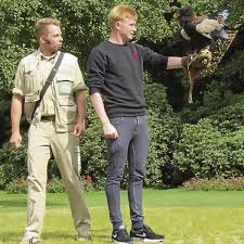 Affare mit thibaut courtois wie es die freundin von kevin de bruyne dem city star heimzahlte goal com / in the current club manchester city played 6 seasons, during this time he played 272 matches and scored. Fussballprofi Stellt Sich Der Offentlichkeit Bei Flugshow Vor Autogrammstunde Walsrode