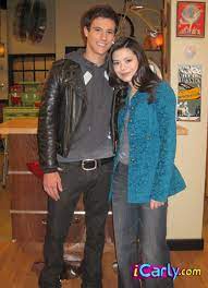 Gibby deliberately used his camera to take pictures, after roy told him that flash photography wasn't allowed in the museum. Idate A Bad Boy Icarly Wiki Fandom