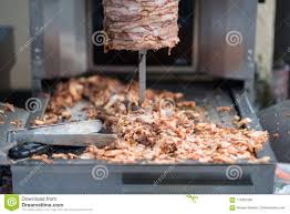 La máquina puede operar tanto como motor o como generador. La Maquina Para Cocinar El Shawarma Capas De La Carne Atada En Un Pincho Carne Tajada Esta En La Superficie De La Parrilla Las Foto De Archivo Imagen De Shawarma Pincho