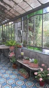 Serre D Antan En Fer Avec Verres Colores Et Fenetres Cintrees Serre Jardin Patio Pergola Petite Pergola