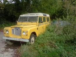 Ontdek onze luxe suv wagens en sportieve 4x4 modellen met echte terreincapaciteiten. Old Yellow Land Rover Charlie O Flickr