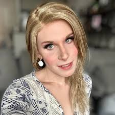 Hannah Einbinder is a bisexual Eagles fan with ADHD.