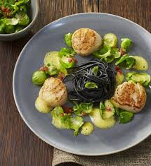 Jakobsmuscheln Auf Sepia Nudeln Rezept Garnelen Und Brokkoli Rezepte Lebensmittel Essen