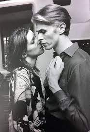 Filled with stunning imagery, the man who fell to earth is a calm, meditative film that profoundly explores our culture's values and desires. David Bowie Candy Clark The Man Who Fell To Earth 1976 Mary Lou Candy Clark And Thomas Newton David Bowie Bowie Starman David Bowie Bowie