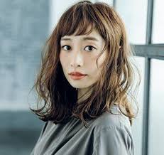 voce12月号 topics4 buzzなヘアで女子力をアゲる ふんわりウェーブ hair アラサー ヘアスタイル アラサー 髪型 ロブヘア