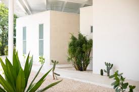 Studio Saxe No Topo Da Casa Branca Da Costa Rica Com Telhado Pontiagudo In 2020 Houses In Costa Rica Jungle House Architecture