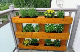 Anleitung Blumenregal Aus Europalette Bauen Sie Sich Selbst In Wenigen Schritten Ein Tolles Blumenregal Aus Einer Blumenregal Blumen Regal Europaletten Garten