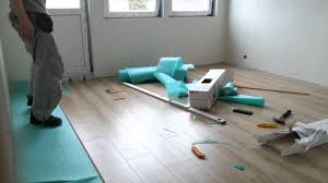 Solid glossy floors give living and commercial spaces a modern and sophisticated appearance. Parquet Ikea Tundra Gamboahinestrosa