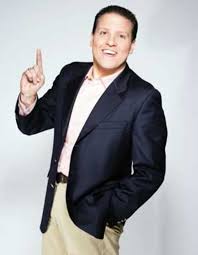 Presentador Raúl González se compromete
