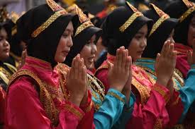Siapa bilang membuat koreografi tari adalah pekerjaan yang mudah? Lengkap Tari Ratoh Jaroe Sejarah Makna Gerakan Kostum Video
