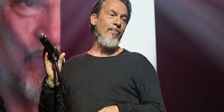 Alors qu'il n'a que 16 ans, ses parents acceptent au début des années 1980, il multiplie les apparitions dans plusieurs films dont « inspecteur la bavure », « l'as des as », « la balance. Florent Pagny Sa Biographie Et Ses Albums Cosmopolitan Fr