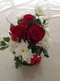 Small Table Arrangement Of Red Roses White Flower Centerpieces White Floral Arrangements White Flower Arrangements