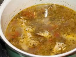 La reteta traditionala de ciorba de potroace se spune ca avem nevoie de maruntaie de pui, si aripi si alte bucati mai osoase ale puiului care nu au vazut farfuriile mesenilor in prima faza a petrecerii. Ciorba De Potroace