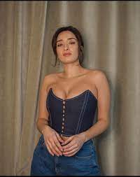 Shirin Butella nue - photos de filles porno