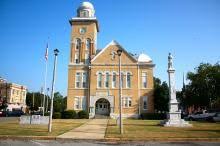 Bibb County Courthouse Centreville Al Built In 1902 The Courthouse Is The Centerpiece Of The Historical Landmarks Confederate Monuments Historic Buildings