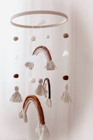 This macrame owl wall hanging is a simple diy that will definitely add a vintage charm to your wall. Mobile Regenbogen Makramee Boho Babyartikel Lovely Wild Moments Rainbow Macrame Diy Baby Mobile Diy Baby Gifts