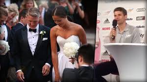 Thomas müller ist für seinen humor bekannt. Nach Schweini Hochzeit Muller Gibt Ehe Tipps Und Erklart Absage Fussball Bild De
