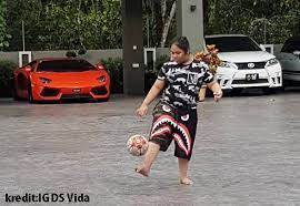 Maybe you would like to learn more about one of these? Ini Dia Koleksi Kereta Mewah Dan Rumah Mewah Ds Vida Yang Buat Ramai Orang Terbeliak Mata Kisah Dunia