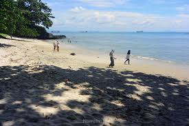 Jika cuaca sedang bersahabat dan tidak ada kabut, dari lubang tersebut pengunjung bisa melihat keberadaan gunung anak krakatau. Telepon Pantai Karang Bolong Telepon Pantai Karang Bolong Karangbolong Buayan Kebumen Bersih Tak Ada Sampah Sedikitpun Aneka Ikan Hias