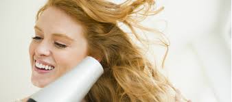 Parliamo di un escamotage alla portata di tutti utile per domare i capelli ricci e mossi, anche quelli più indisciplinati: Come Asciugare I Capelli Ricci Senza Stress Vogue Italia