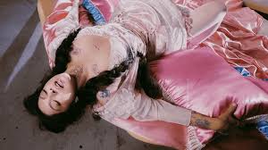 Mon Laferte desata polémica con video musical, ¿contenido para adultos?  (VIDEO) | DIVERSO Sexualidad