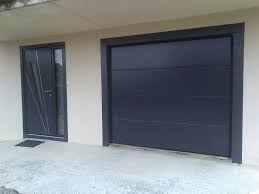 Porte De Garage Et Porte D Entree Assorties Realisation Arteba Porte Garage Garage Portes