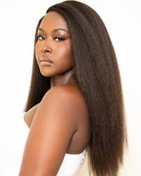 We're OBSESSED 😍 . . . Kinky straight bundles are perfect for those  looking for a sleek yet natural look 🥰 This texture mimics relaxed or  blown-out hair, adding volume and thickness.