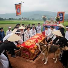 Chú chó mực sủa đ;i;ên cu;ồng trước giờ hạ huyệt, tiếng động lạ làm cả làng  k;i;nh h;ã;i và sự thật khi mở nắp quan tài..., Làng Cây Đa, một xóm nhỏ  nép bên con sông Đáy, hôm ấy chìm trong không khí ...