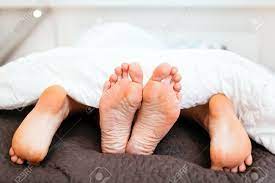 Keine andere sex tube ist beliebter und bietet mehr unter der decker szenen als pornhub! Paare Die Sex Unter Decke Mit Ihren Fussen Sichtbar Lizenzfreie Fotos Bilder Und Stock Fotografie Image 52587775