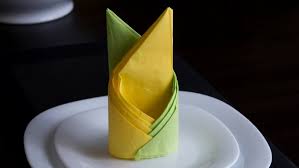 Pour cette création, il vous faudra 2 serviettes de 2 couleurs différentes, à vous de les choisir selon le thème de votre table. 1001 Idees De Pliage De Serviette En Papier Facile Pour Anniversaire