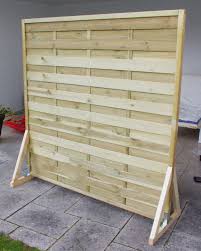 Sichtschutz Paravent Garten Balkon Selber Bauen Anleitung Diy Fertig Ohne Farbe 2 Diy Garden Decor Pallet Planter Pallet Garden