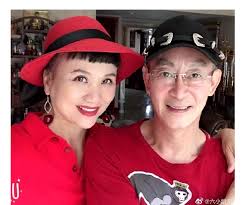 New photos of 63-year-old Liu Xiaoling Tong and his wife Yu Hong. The  couple have been married for 34 years and have a daughter