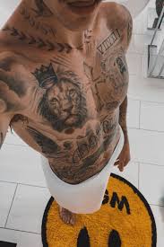 Not entirely unlike rocky balboa, bieber —without his tattoos — is shown training at home, drinking a glass of raw eggs and boxing in the ring at a gym. Pin Auf Justin Bieber