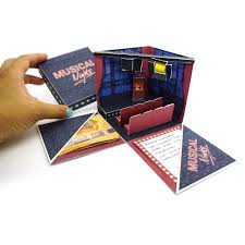 Die bühne habe ich dreidimensional in mehreren ebenen gestaltet. Musical Gutschein Explosionsbox Als Geschenk Zum Selber Basteln Mini Presents Blog