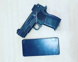 Armas de brinquedo x simulacro x armas de airsoft. Homem E Detido Com Simulacro De Arma De Fogo