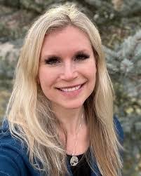 Holly Carle's Instagram, Twitter & Facebook