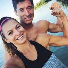 Seine frau anna lewandowska veröffentlicht jetzt ein foto von der wachsenden babykugel im netz und gibt gleichzeitig anna lewandowska: So Macht Robert Lewandowskis Frau Den Bayern Sturmer Fit Derwesten De
