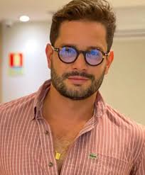 Warning. Hubble Justin is posting here. See links for Facebook scam history  and lengthy criminal record. Goes by many names. Justin Smith, Justin  Hubble, Lee Hub, Lee Hubble A few people he