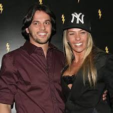 Após um ano e meio de relacionamento o casal se separou por causa da distância e incompatibilidade das agendas. Adriane Galisteu And Fabio Faria Dating Gossip News Photos