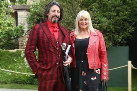 Jun 20, 2021 · in an exclusive interview and photoshoot at her cotswolds home with her daughter emma wilson, anne robinson has revealed why she accepted the job to be the new presenter of countdown Granddad Laurence Llewelyn Bowen Back With A New Makeover Show And Wants To Make Suburban Bedrooms Bonkable Gloucestershire Live
