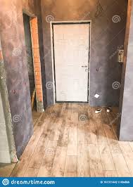 Suchen sie nach das beste wohnung tapeten in diesem monat? Zimmer Mit Unvollendeter Reparatur Inneneinrichtung Der Wohnung Mit Tapeten Ohne Deckenturen Und Steckdosen Geklebt Konzept Stockfoto Bild Von Kommerziell Wohnung 161311442